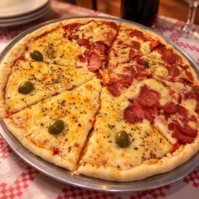 Foto melhorada de pizza com prompt Ambiente, exemplo comercial para delivery e cardápio