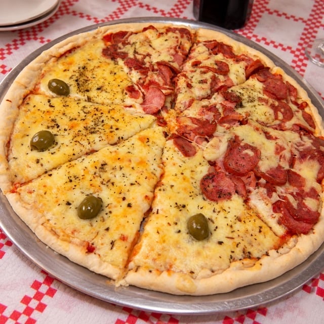Foto melhorada de pizza com prompt Catálogo, exemplo comercial para delivery e cardápio