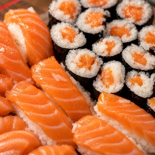 Foto melhorada de sushi com prompt Detalhes, exemplo comercial para delivery e cardápio